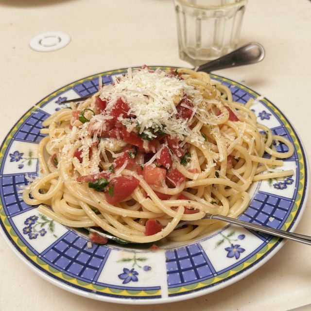 Ein Teller mit Spaghetti Aglio, Olio und Peperoncino, einem klassischen Pastagericht.
