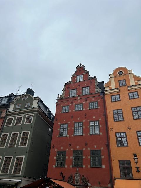 Drei bunte Häuser in der Altstadt Stockholms.