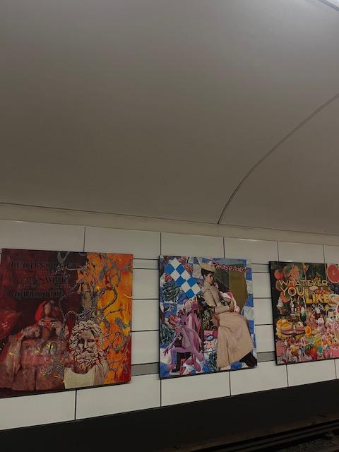 Metrostation in Stockholm mit Gemälden an der Wand