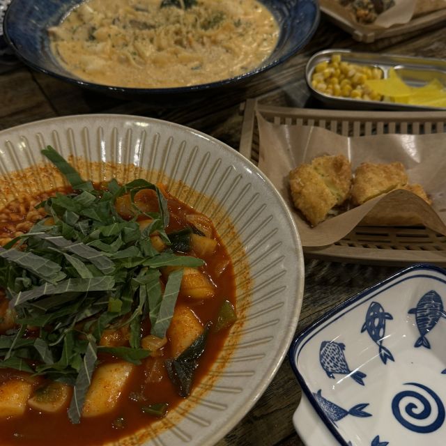 Tteokbokki: das typisch koreanische Gericht mit "Reis-Cakes"