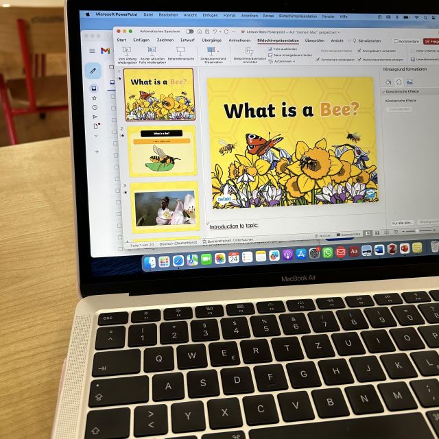 Laptop im Klassenraum, Präsentation über Bienen