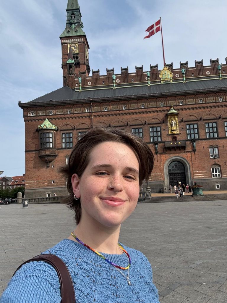 Frau vor dem Rathaus in Kopenhagen